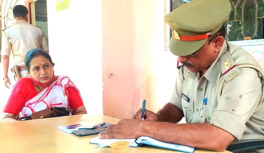 Varanasi News: महिला को झांसा दिया और गहने लेकर शातिर फरार, दोनों आरोपियों की जारी है तलाश