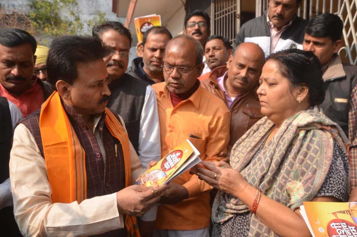 काशी विश्वनाथ धाम के लोकार्पण के बाद घर-घर पहुंचाया जा रहा प्रसाद, आठ लाख घरों के दरवाजे पर दस्तक देगी बीजेपी