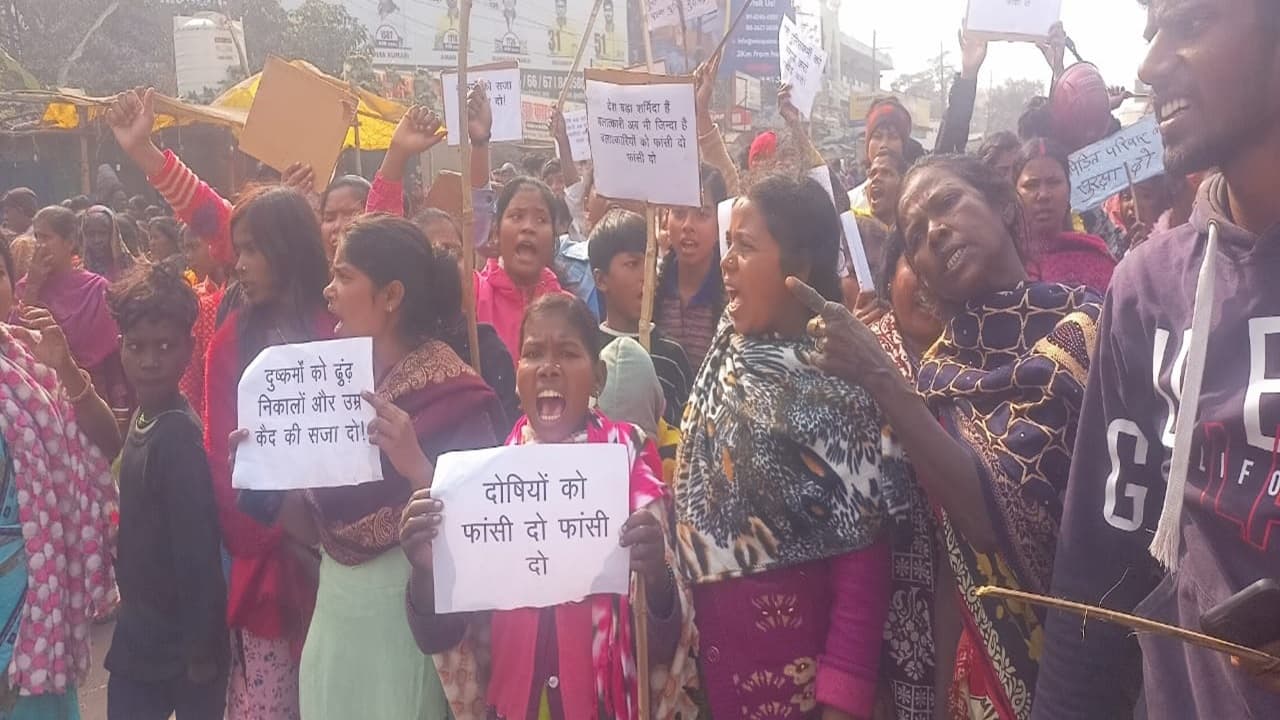 बिहार: सामूहिक दुष्कर्म के बाद लोगों का फूटा गुस्सा,आरोपियों को गिरफ्तार कर फांसी देने की मांग, देखें तस्वीरें