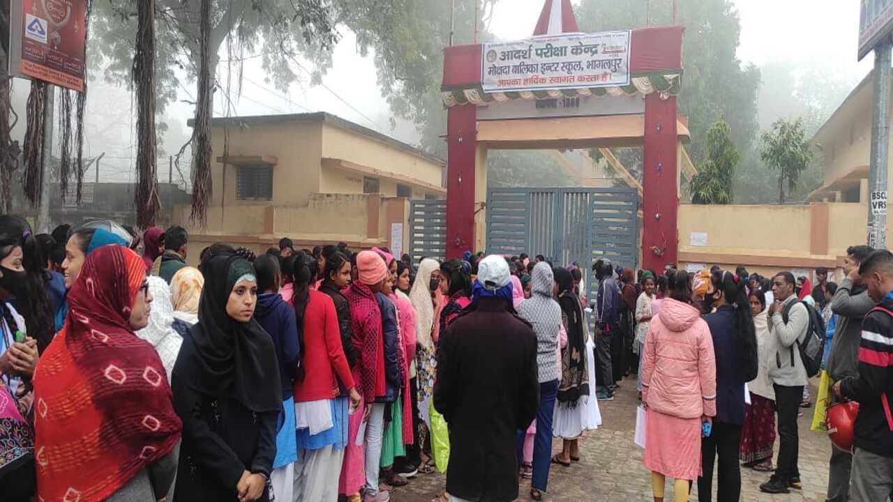PHOTOS: भागलपुर में बिहार बोर्ड मैट्रिक परीक्षा शुरू, एग्जाम सेंटर पर कड़ी निगरानी, देखिए तस्वीरें..