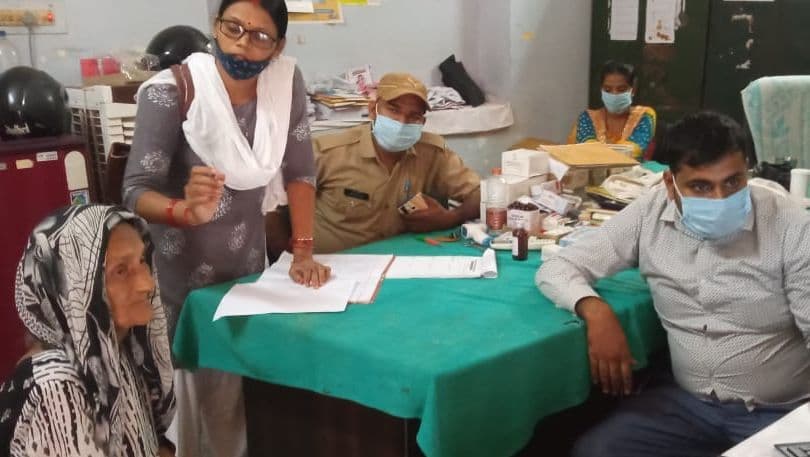 Gorakhpur News: सबसे उम्रदराज महिला का कोरोना वैक्सीनेशन, 111 साल की दादी के साथ हेल्थ वर्कर्स ने ली तसवीर