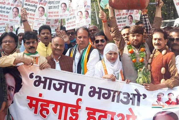 Prayagraj News: गले में सब्जी की माला और कंधे पर सिलेंडर, बढ़ती महंगाई को लेकर कांग्रेस का प्रदर्शन