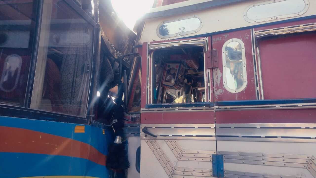 रांची से बिहारशरीफ जा रही बस ने नवादा में खड़े ट्रक को मारी टक्कर, बस में सवार थे BPSC के परीक्षार्थी