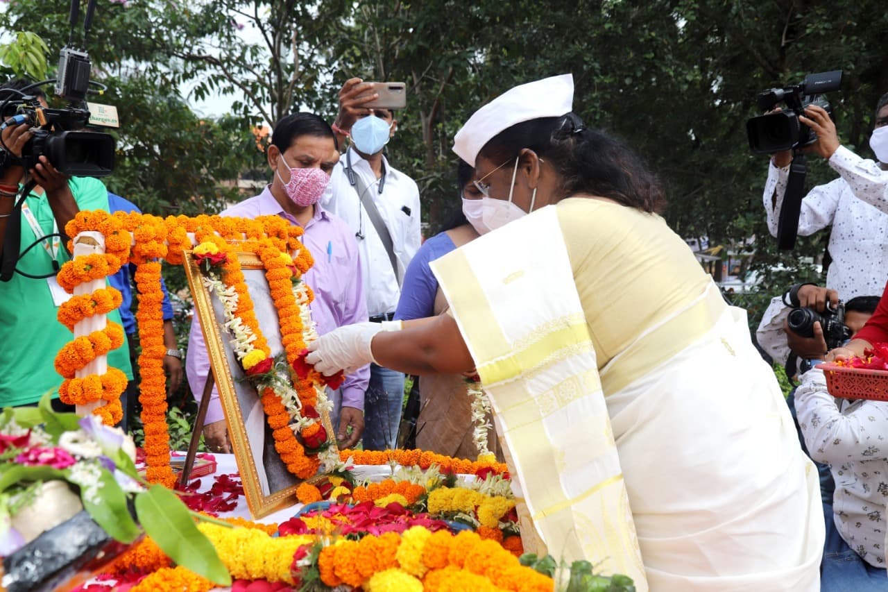 Gandhi Jayanti 2020 : बापू के बताये मार्ग पर चलकर ही आयेगा बदलाव : द्रौपदी मुर्मू