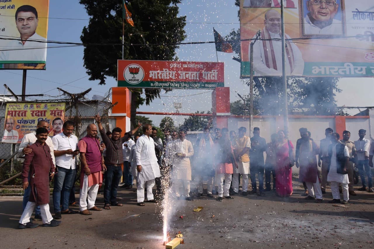 Bihar By-Election: तस्वीरों में देखिए जीत का जश्न, कार्यकर्ताओं में रहा जबरदस्त उत्साह