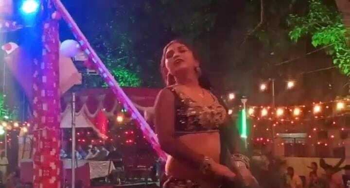 रायबरेली में बार बालाओं के ठुमके, युवक ने किया ‘तमंचे पर डिस्को’, गुरुजी उड़ाने लगे नोटों की गड्डी