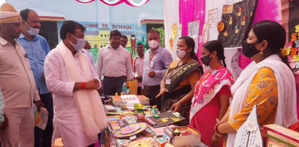 Varanasi: स्मार्ट क्लासेज में बेसिक शिक्षा मंत्री सतीश चंद्र द्विवेदी,सरकारी स्कूलों की सुविधाओं का लिया जायजा