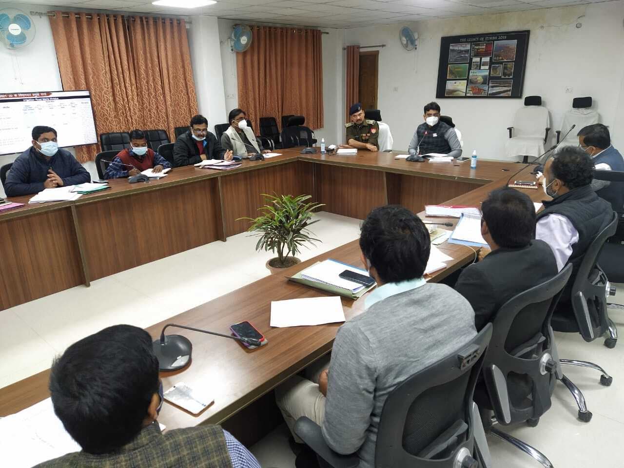 Magh Mela 2022: जिलाधिकारी ने अधिकारियों के साथ की समीक्षा बैठक, कहा- समय से पूरा करें काम