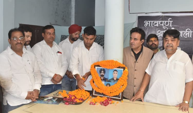 Bareilly News: समाजवादी पार्टी ने शहीद सैनिकों को दी श्रद्धांजलि, पाकिस्तान को सबक सिखाने की मांग
