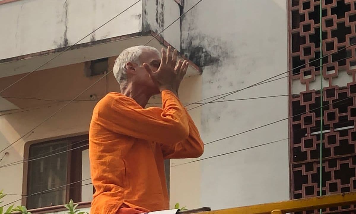 Varanasi News: ‘ई बनारस हौ राजा, इहां सांड भी मोक्ष दिलावे में माहिर हौ’, खबर पढ़कर समझें मतलब Varanasi News: ‘ई बनारस हौ राजा, इहां सांड भी मोक्ष दिलावे में माहिर हौ’, खबर पढ़कर समझें मतलब