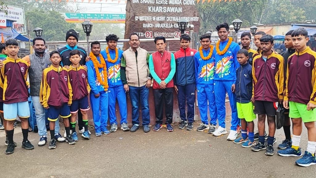 Khelo India: झारखंड फुटबॉल टीम में शामिल खरसावां के खिलाड़ियों का गांव में भव्य स्वागत
