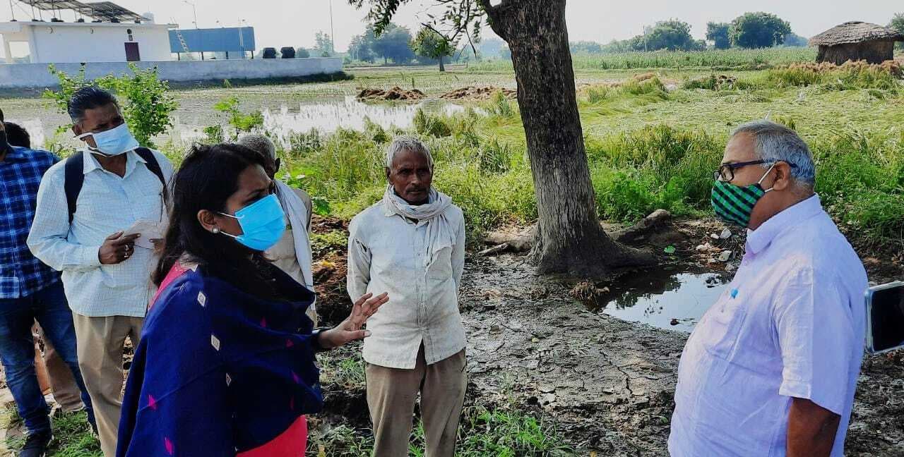 Aligarh News: बारिश से फसल के नुकसान पर डीएम सख्त, विभाग से मांगी सही-सही रिपोर्ट