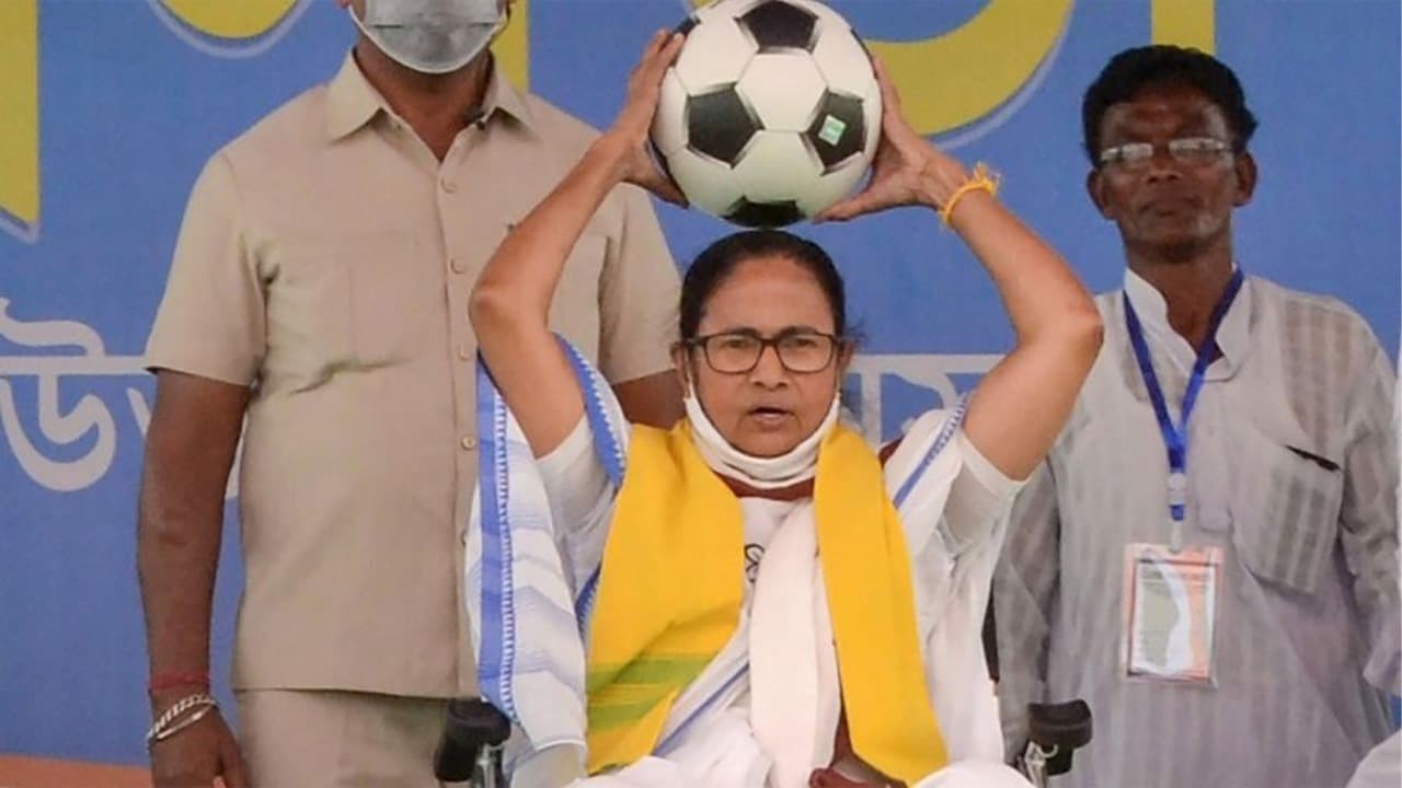 Khela Hobe की अपार सफलता के बाद ‘खेला होबे दिवस’, 50,000 फुटबॉल बाटेंगी ममता बनर्जी  सरकार