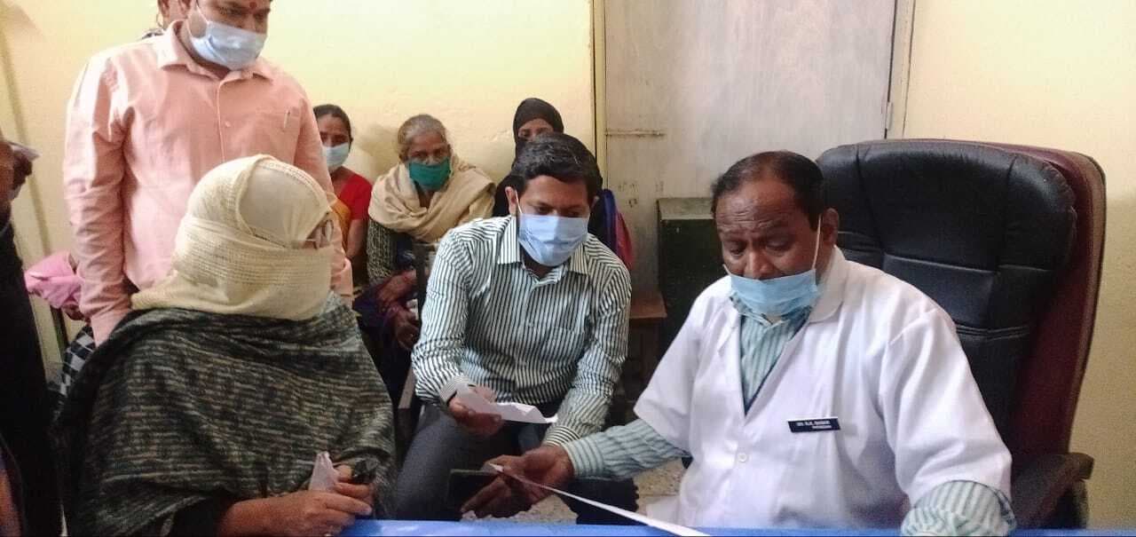 पीलीभीत के जिला अस्पताल में निरीक्षण करने पहुंचे डीएम, कुर्सी पर नहीं मिले डॉक्टर साहब, पूछ लिया शोकॉज