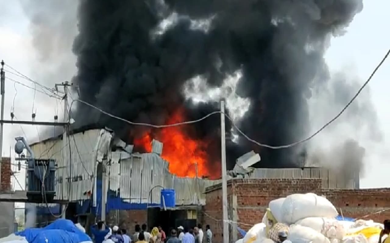रांची के ओरमांझी में लगी भीषण आग, धू-धू कर जली प्लास्टिक फैक्ट्री