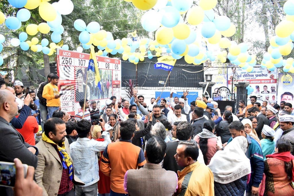 AAP: MCD चुनाव में 'आप' की जीत पर लखनऊ में जश्न, 'रिंकिया के पापा' गाने पर जमकर थिरके कार्यकर्ता