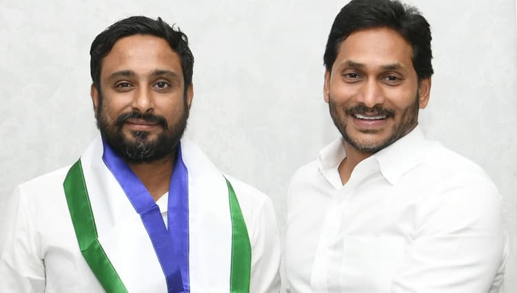 Ambati Rayudu: धोनी के धुरंधर अंबाती रायडू YSR कांग्रेस में शामिल, राजनीति की पिच पर लगाएंगे चौके-छक्के