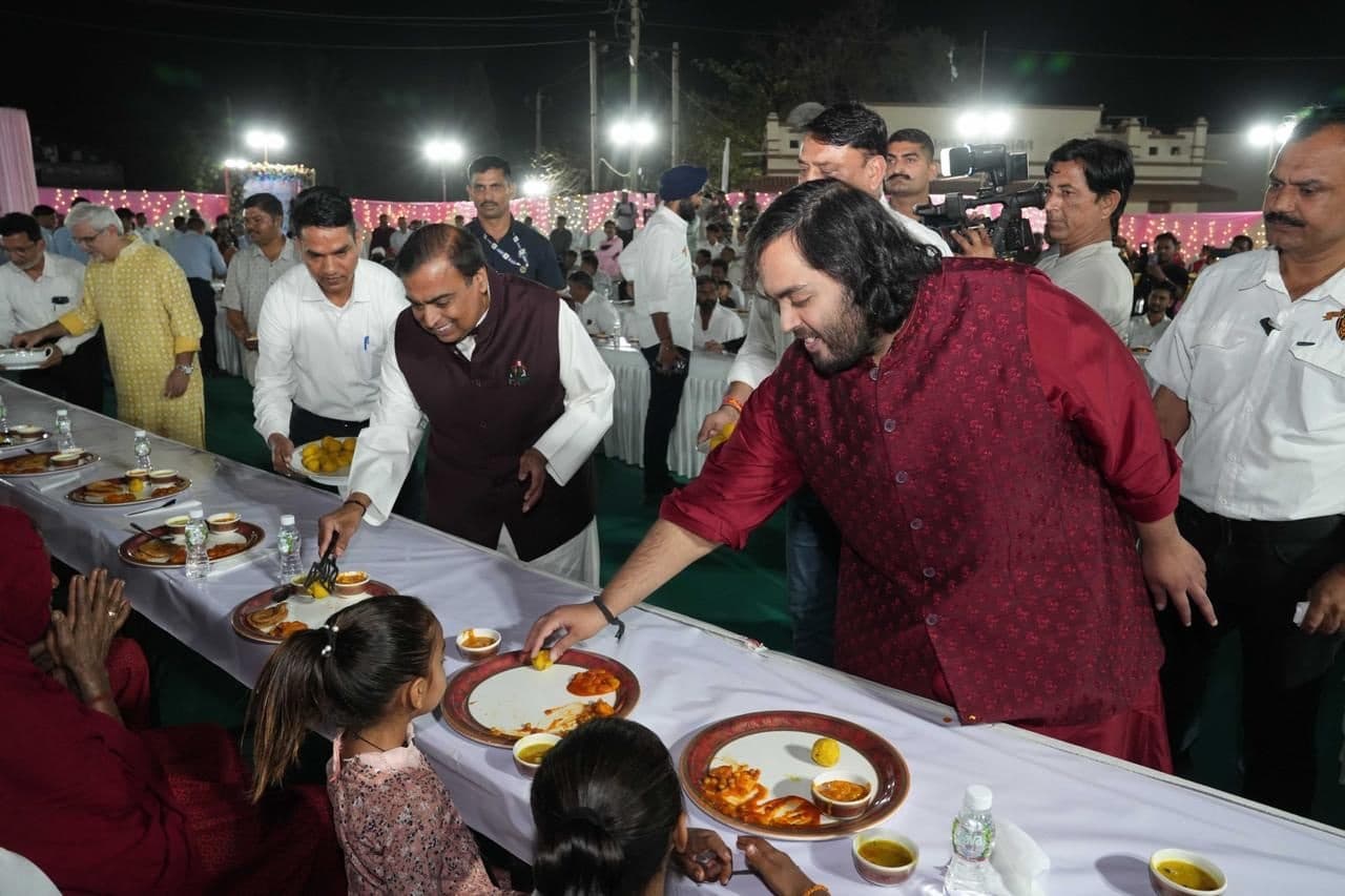Anant Ambani And Radhika wedding: विवाह पूर्व समारोह में मुकेश अंबानी ने ग्रामीणों को दिया भोज, अपने हाथों से परोसा भोजन