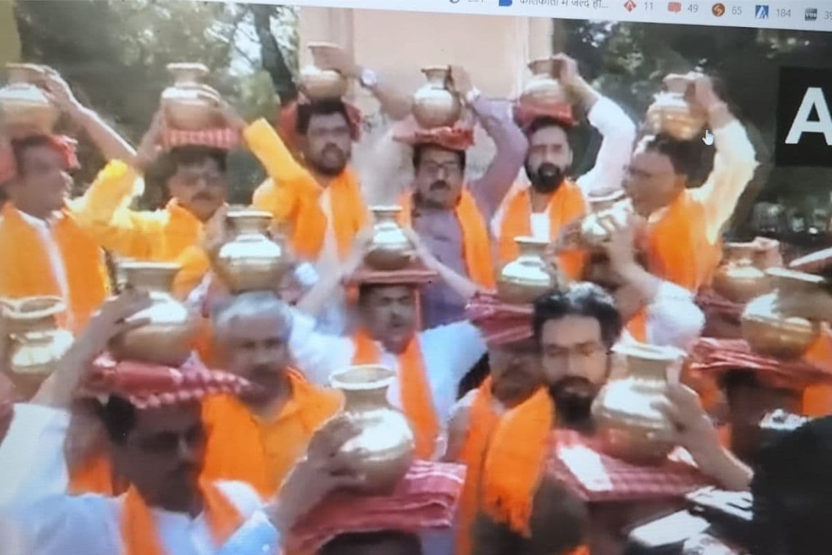 WB News : विधान सभा में भाजपा के विधायकों ने  निकाला शुद्धिकरण अभियान, अंबेडकर मूर्ति की गंगाजल से की सफाई