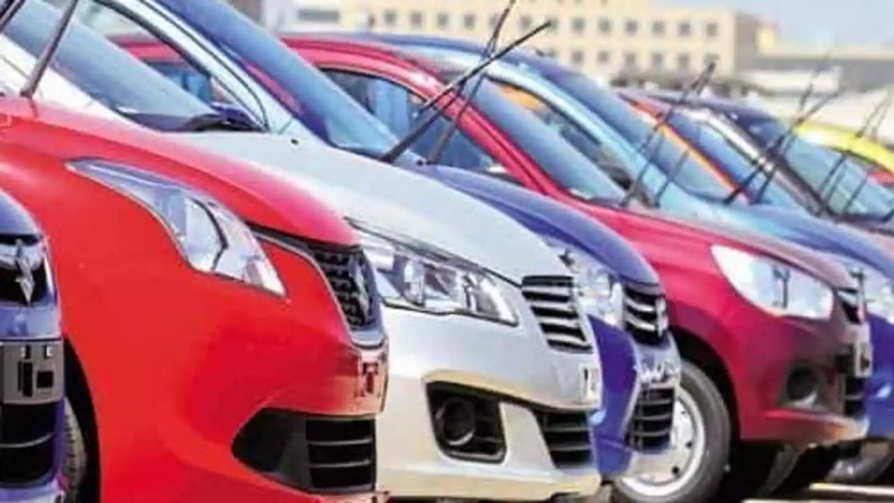 टोयोटा किर्लोस्कर की कारों पर टूट पड़े लोग, पीछे रह गई मारुति-महिंद्रा और हुंडई