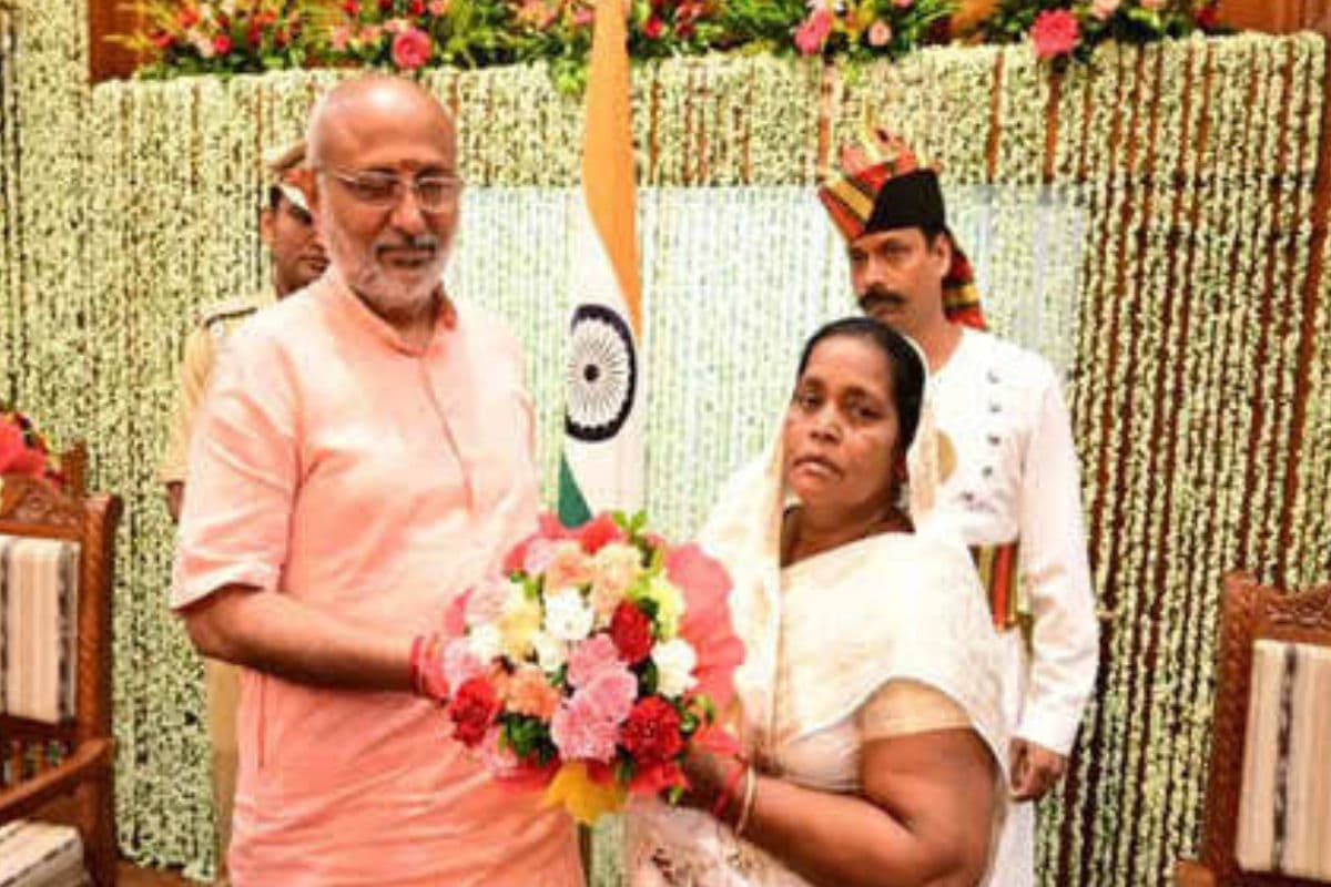 झारखंड: दिवंगत मंत्री जगरनाथ महतो की पत्नी बेबी देवी चंपाई सोरेन सरकार में भी बनीं मंत्री, राज्यपाल सीपी राधाकृष्णन ने दिलायी शपथ
