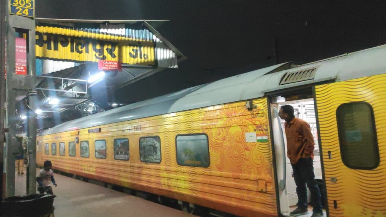 बिहार: भागलपुर होकर गुजरी तेजस राजधानी के साथ बड़ा हादसा टला, पटरी पर रखा गया था पत्थर का टुकड़ा