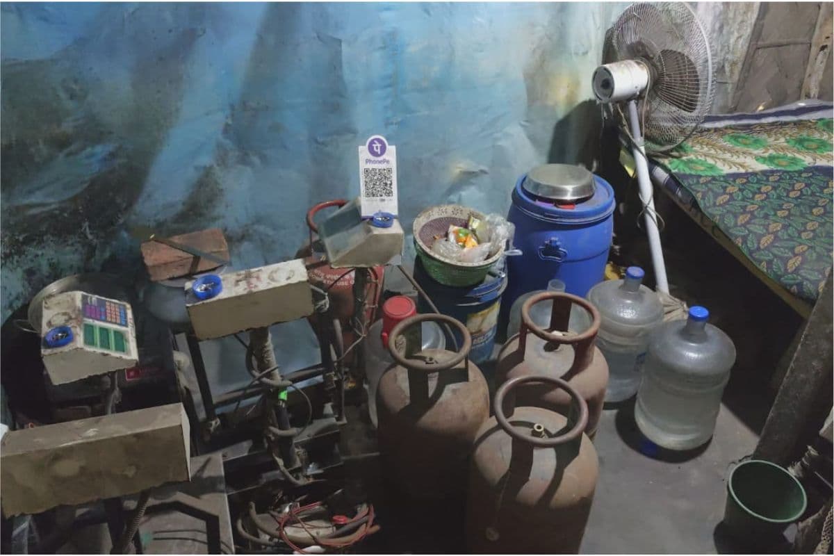 WB News : घनी आबादी वाले बस्ती में कमरे के भीतर चल रहा था अवैध गैस रिफलिंग सेंटर