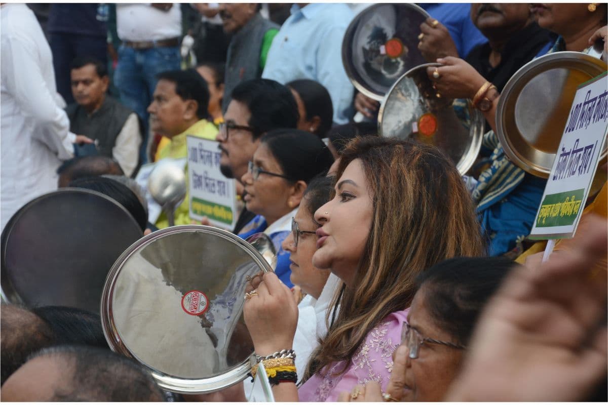 WB News : विधानसभा में फिर हुआ हाई वोल्टेज ड्रामा, तृणमूल व भाजपा विधायकों ने थाली व घंटी बजा किया प्रदर्शन