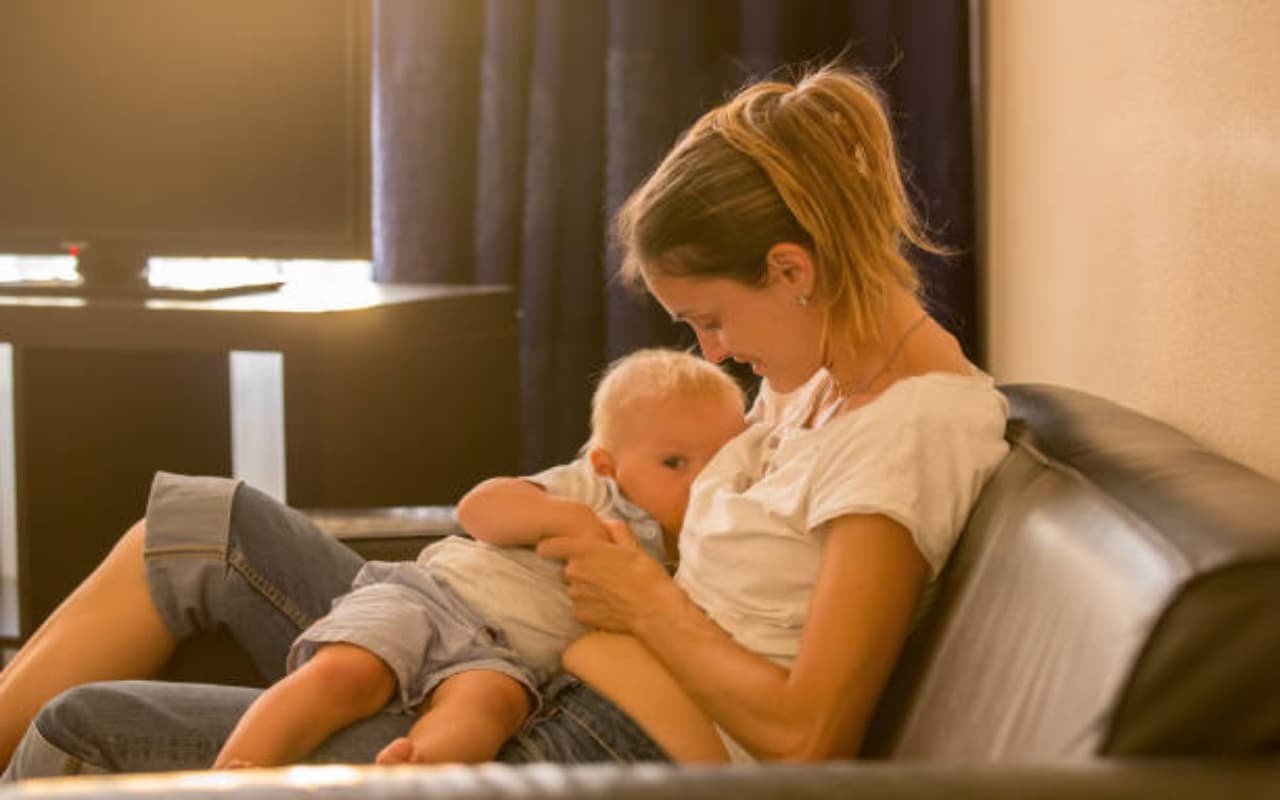 ब्रेस्ट फीडिंग करा रही मांओं के लिए जरूरी हैं ये चीजें, जानें जरूरी सप्लीमेंट्स समेत कई जानकारी