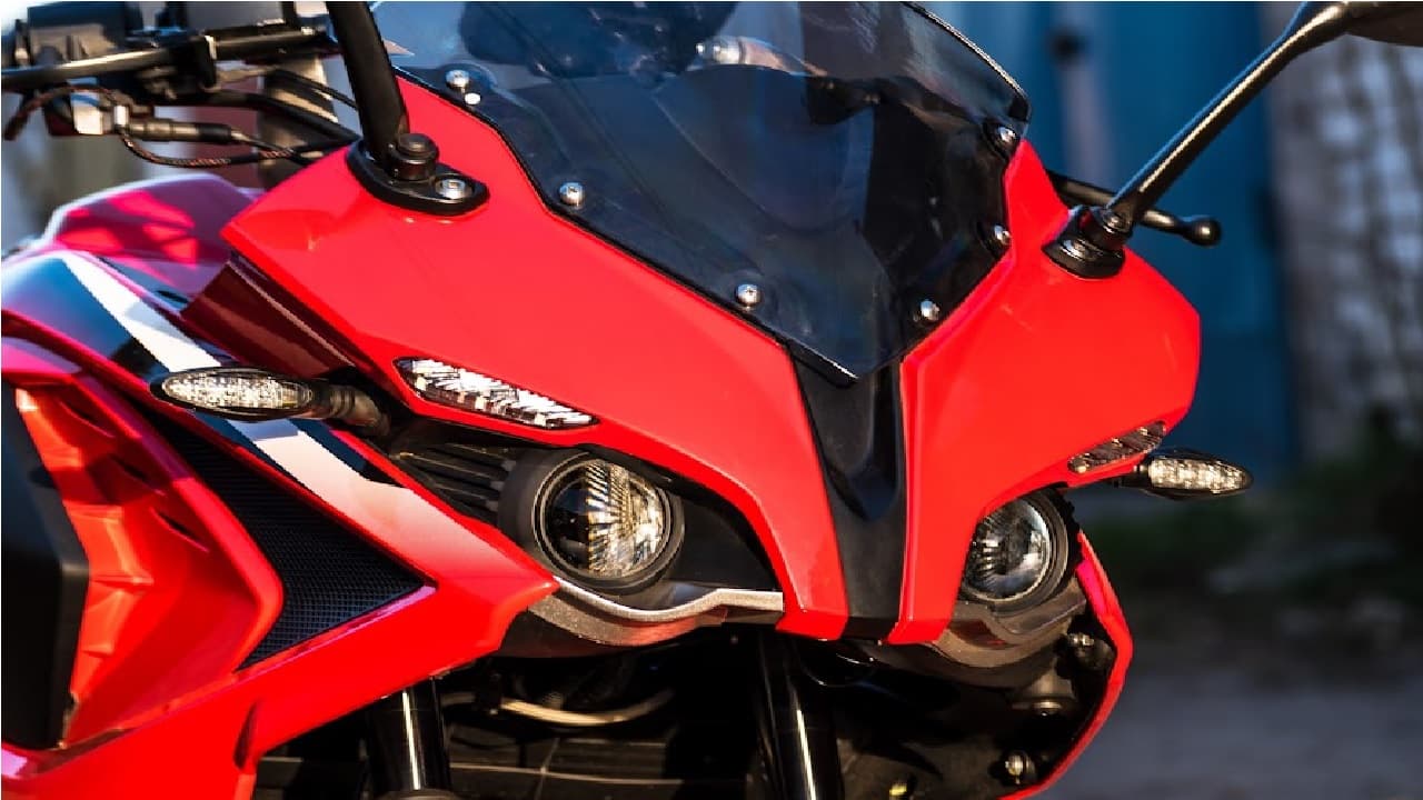 Bajaj की बाइक में बाज जैसी लाइटें और चीते जैसी स्पीड, पावरफुल बैटरी और धांसू फीचर से है लैस