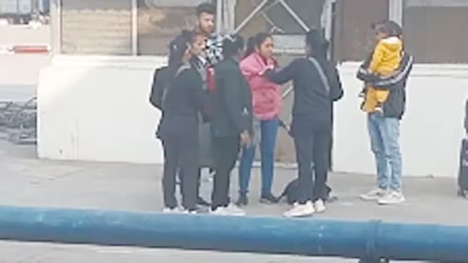 UP News: बरेली जंक्शन पर महिला यात्री को पीटने वाली TTE निलंबित, वीडियो वायरल होने पर कार्रवाई, जांच शुरू