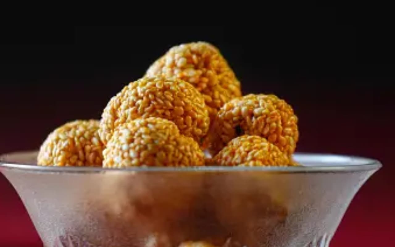 मकर संक्रांति की खुशियों में घोले मिठास, घर पर आसानी से बनाए तिल गुड़ के लड्डू