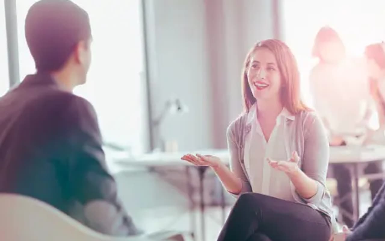 सामने वाला पसंद करता है या नापसंद, सच्चाई बताते हैं उसके ये हाव- भाव