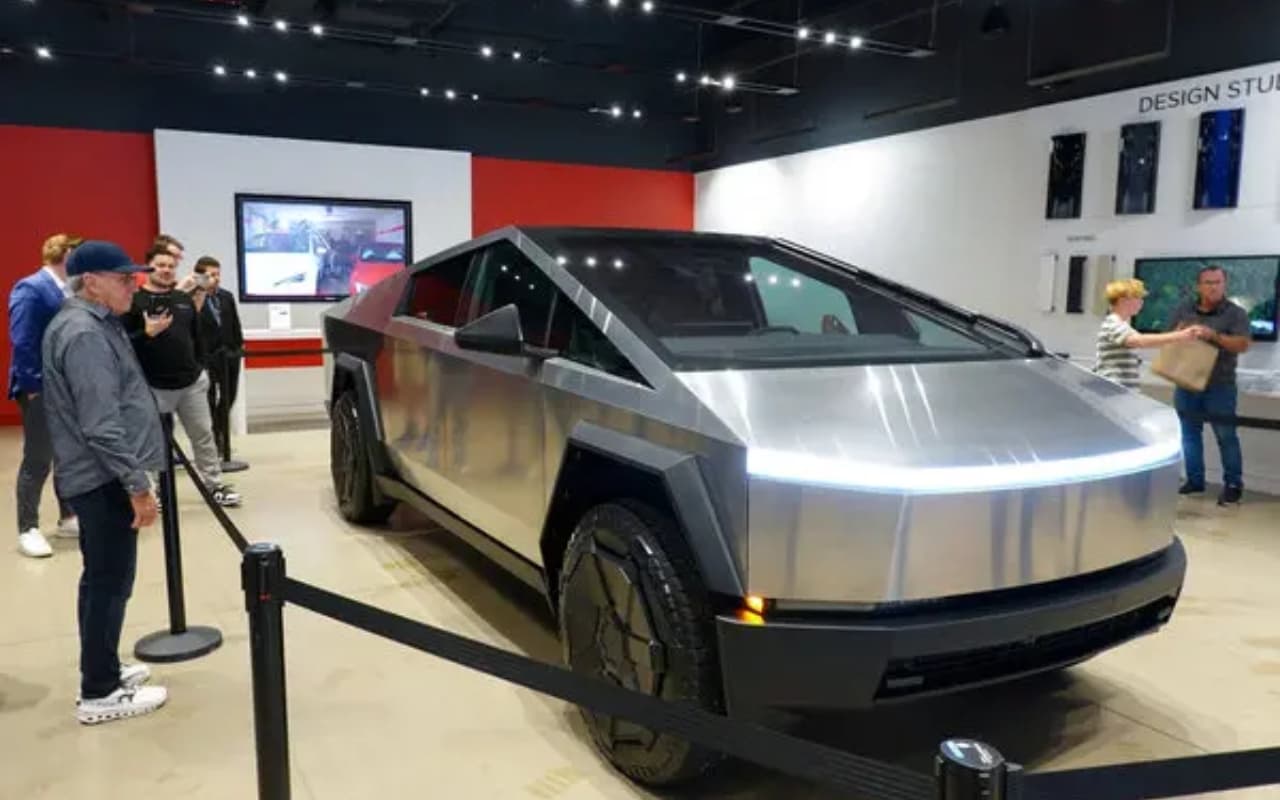 Tesla Cybertruck: दुनिया की सबसे सुरक्षित कार को लॉन्च के साथ मिलेंगे 12 लाख ग्राहक! हर गोली इस पर बेअसर