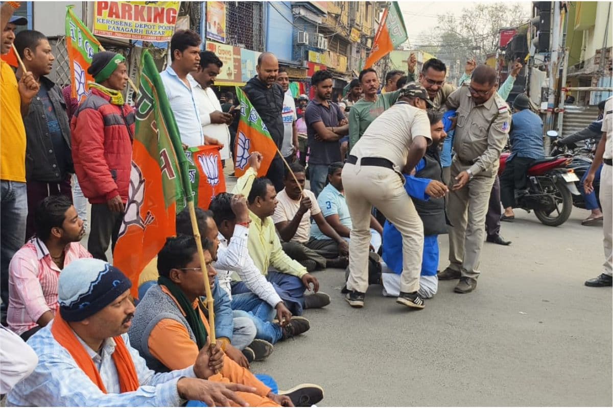 पश्चिम बंगाल : बर्दवान में भाजपा के प्रदर्शन के दौरान अभिजीत ता व कई अन्य गिरफ्तार