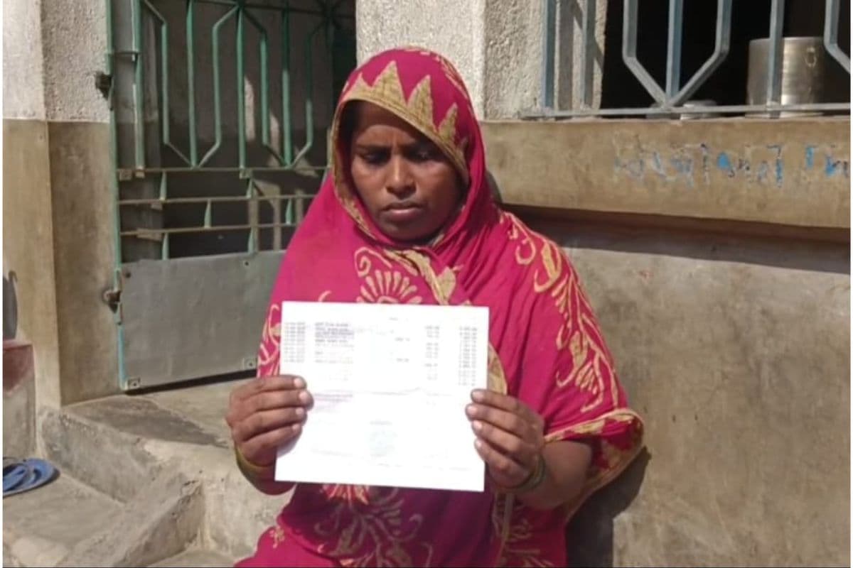 पश्चिम बंगाल : पंचायत कार्यालय जाने पर पता चला कि वह मर चुकी है...