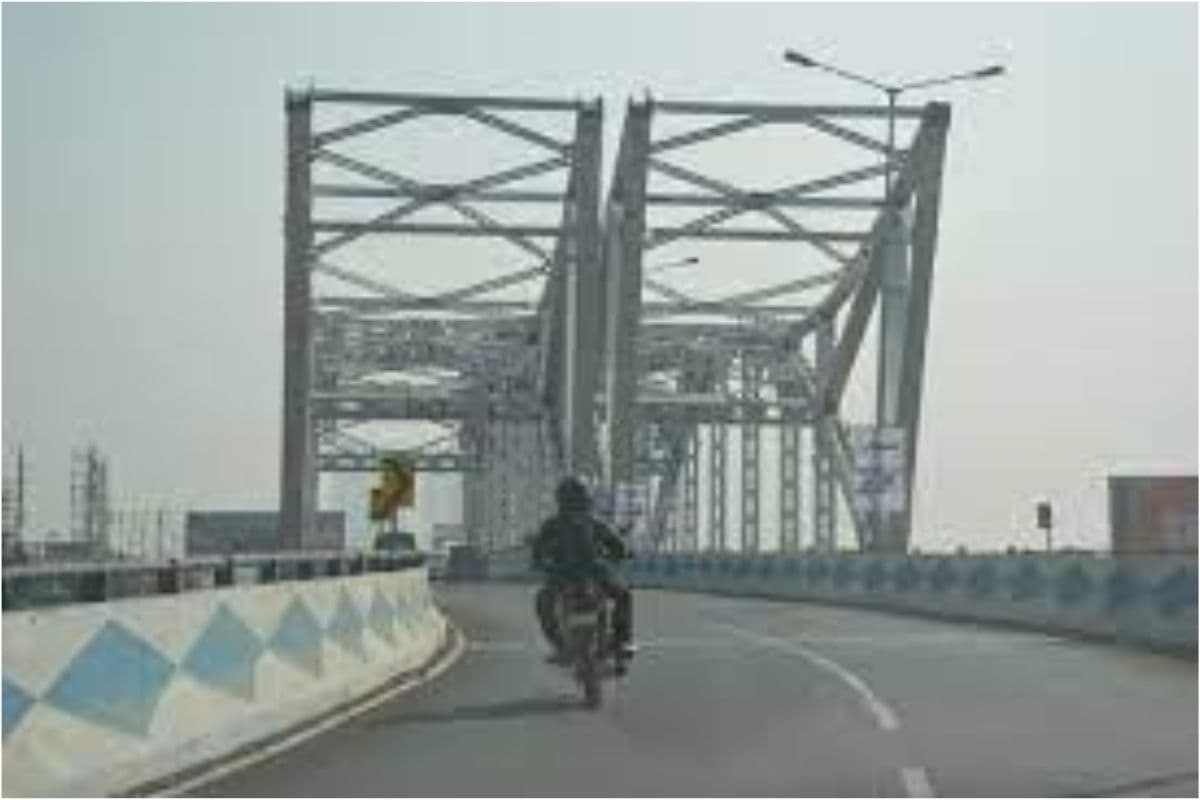 पश्चिम बंगाल : खुदकुशी के लिए पुल पर चढ़े व्यक्ति को पुलिस ने नौकरी व बिरयानी का लालच दे नीचे उतारा