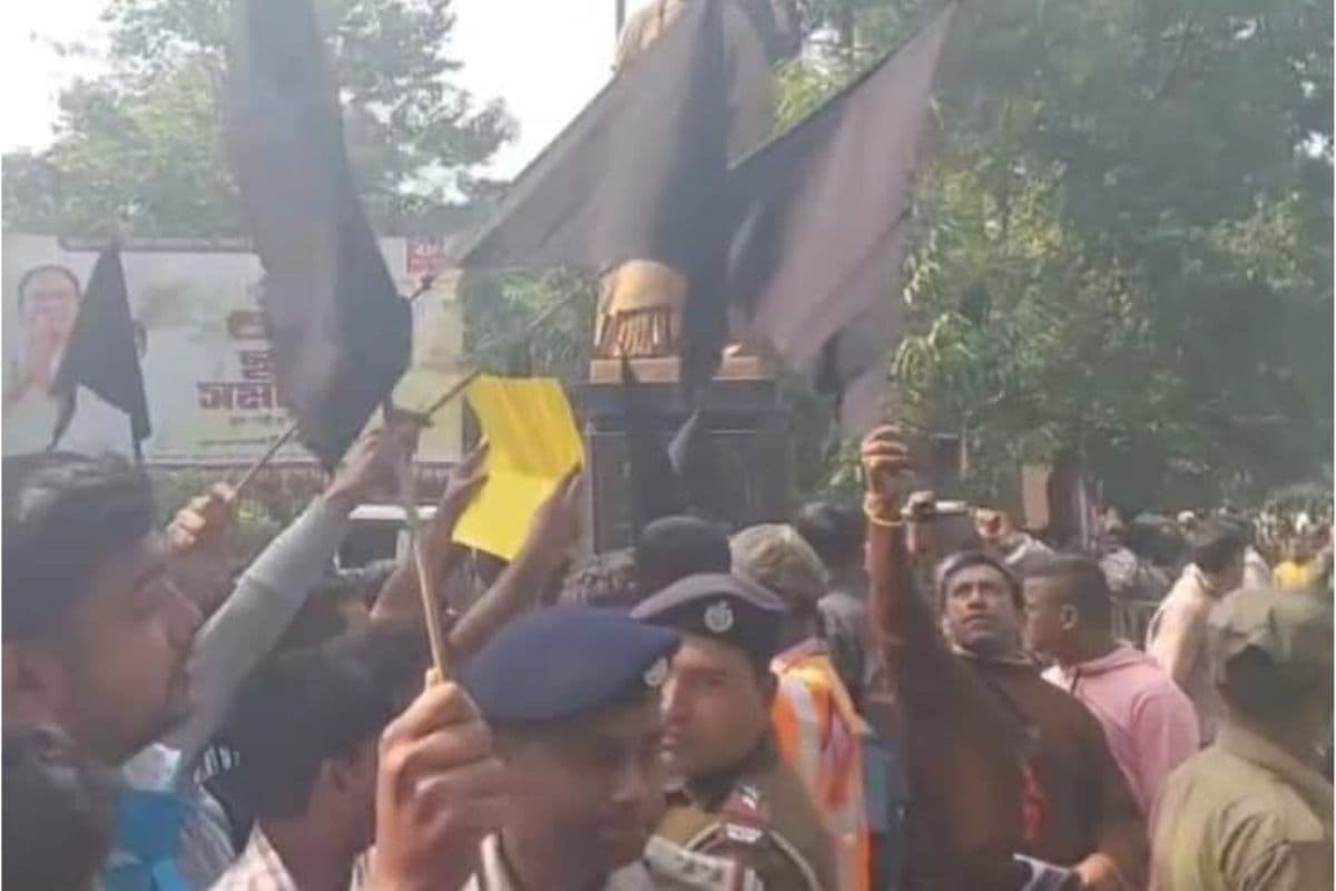 WB News : बर्दवान विश्व विद्यालय में राज्यपाल को छात्रों ने दिखाया काला झंडा, लगाये गो बैक के नारे