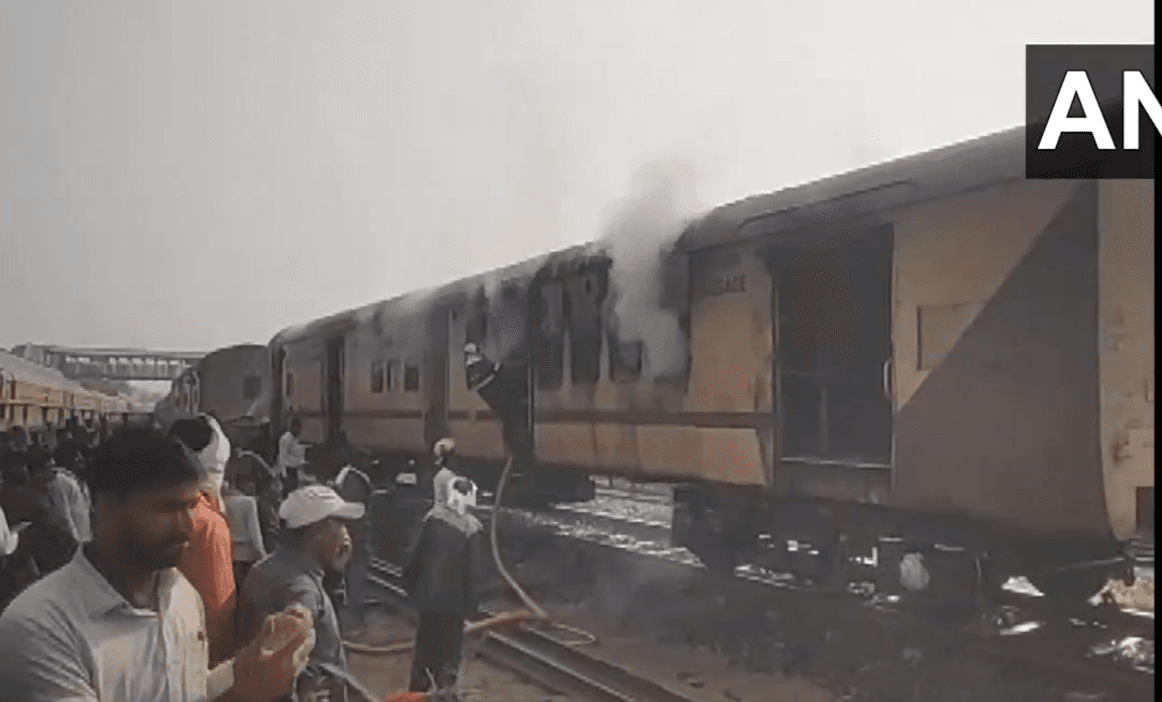 Indian Railways: धू-धू कर जलने लगी पैसेंजर ट्रेन, खाक हो गया पूरा कोच, देखें VIDEO