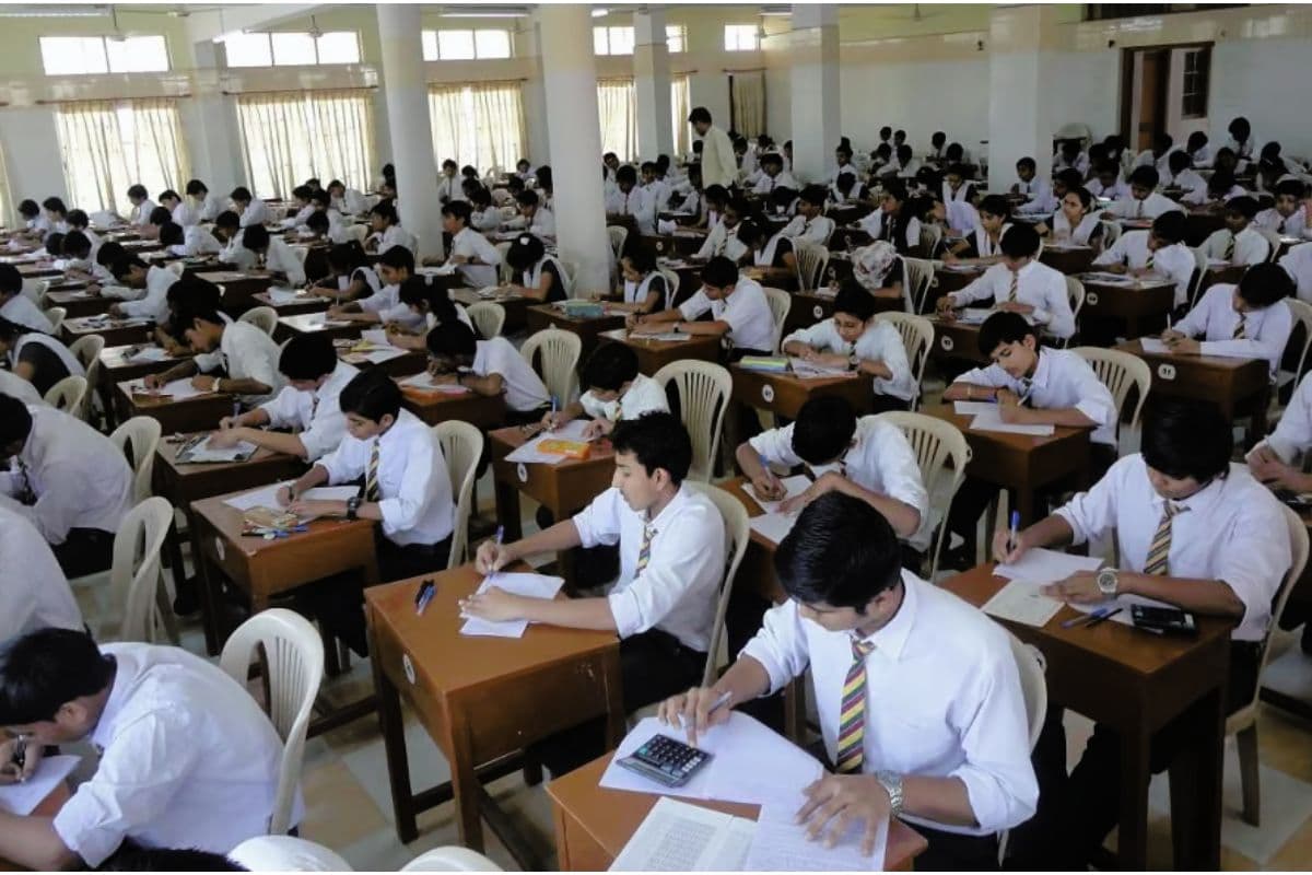 दक्षिण कोरिया: 90 सेकेंड पहले घंटी बजाना पड़ा महंगा, छात्रों ने किया सरकार पर मुकदमा
