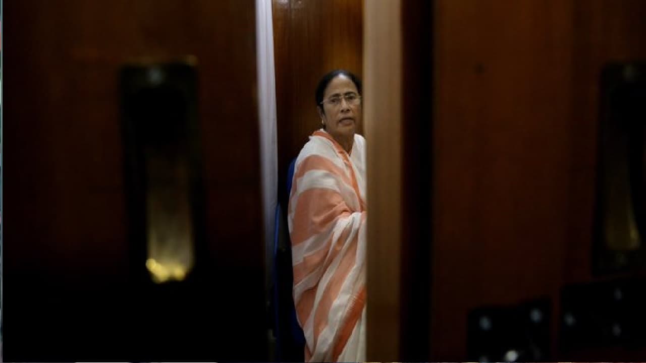 छोटी कारों के मालिकों पर ‘दीदी’ ने बरसाई ‘ममता’, दे दीं लाइफटाइम रिलिफ छोटी कारों के मालिकों पर ‘दीदी’ ने बरसाई ‘ममता’, दे दीं लाइफटाइम रिलिफ