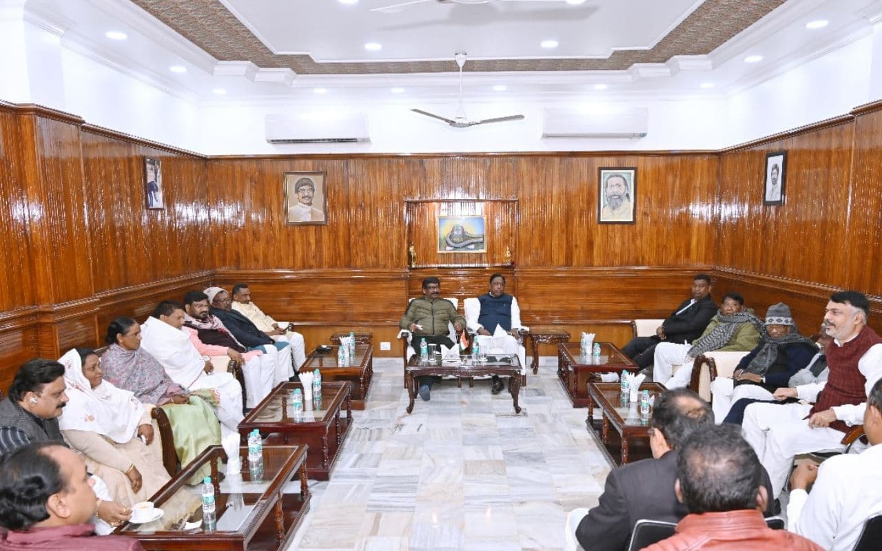 झारखंड: ऑल इज वेल, हम सभी सीएम हेमंत सोरेन के साथ, मुख्यमंत्री आवास में बैठक के बाद बोले सत्ता पक्ष के विधायक