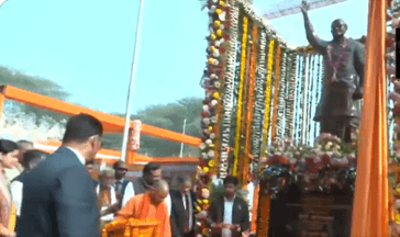 सीएम योगी ने आगरा के बटेश्वर में अटल बिहारी वाजपेयी की प्रतिमा का किया अनावरण, हेलिकॉप्टर सेवा भी हुई शुरू