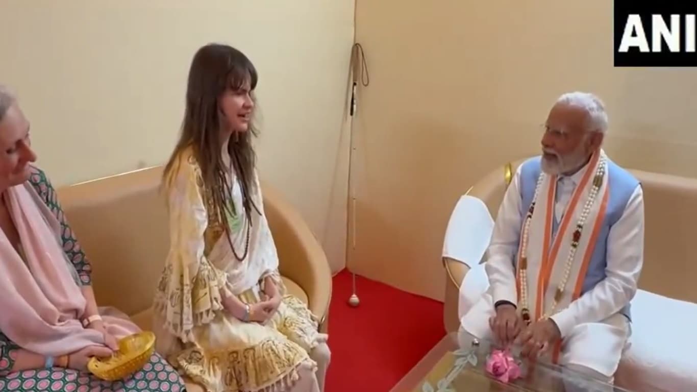 CassMae: 'अच्युतम केशवम'…जर्मन भजन गायिका कैसेंड्रा माई स्पिटमैन से मिले पीएम मोदी, टेबल बजाकर निकाला धुन