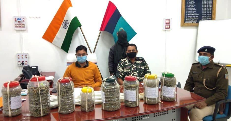 Jharkhand: चतरा में फिर मिला अमेरिकी राइफल एवं कारतूस का जखीरा, नक्सलियों का कूरियर गिरफ्तार, See Exclusive Pics