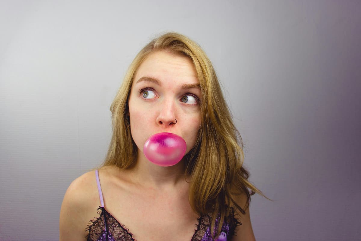 अगर गलती से निगल लिया च्यूइंग गम, तो क्या होता है उसका?