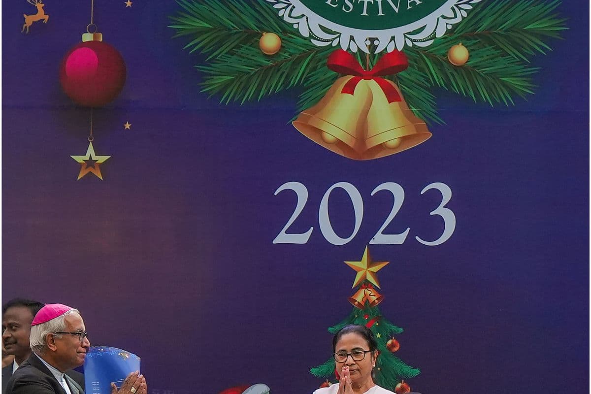 Christmas 2023 : क्रिसमस के स्वागत को सजधज कर तैयार है कोलकाता, उपहार के साथ  इंतजार कर रहा सांता
