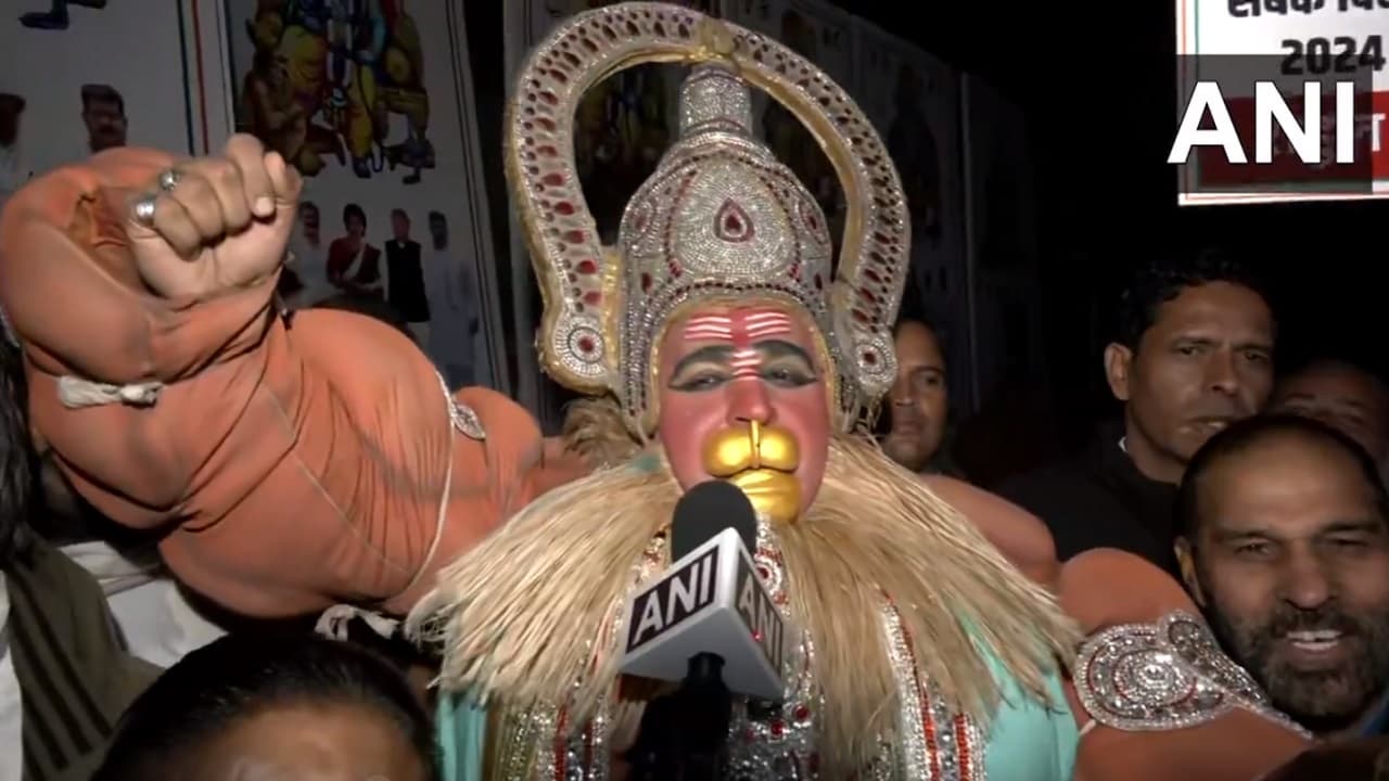 चुनाव परिणाम से पहले बजरंग बली की शरण में कांग्रेस, दिल्ली में पार्टी मुख्यालय पर कार्यकर्ताओं का जमावड़ा