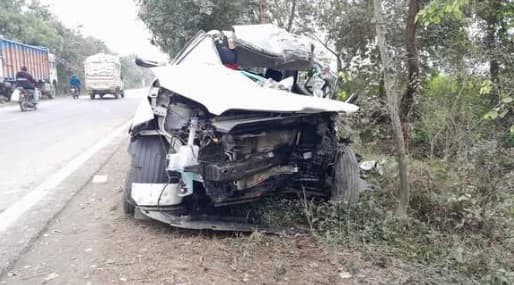 सीवान में सड़क किनारे खड़े ट्रक से जा टकरायी बेकाबू कार, ब्लड बैंक के मैनेजर व एमआर की मौके पर ही मौत