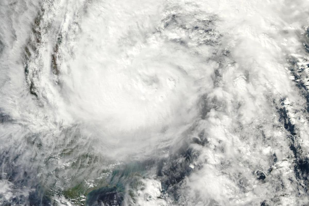Cyclone Tracker: तबाही मचाने आ गया चक्रवाती तूफान 'क्रेथोन', मूसलाधार बारिश की चेतावनी, स्कूल-ऑफिस बंद